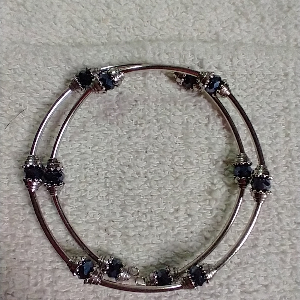 Silvertone dark blue beaded wire bracelet